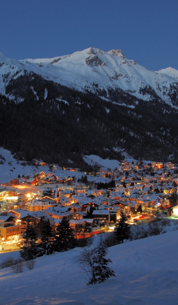 Сияющий город на горнолыжном курорте Сант Антон, Австрия