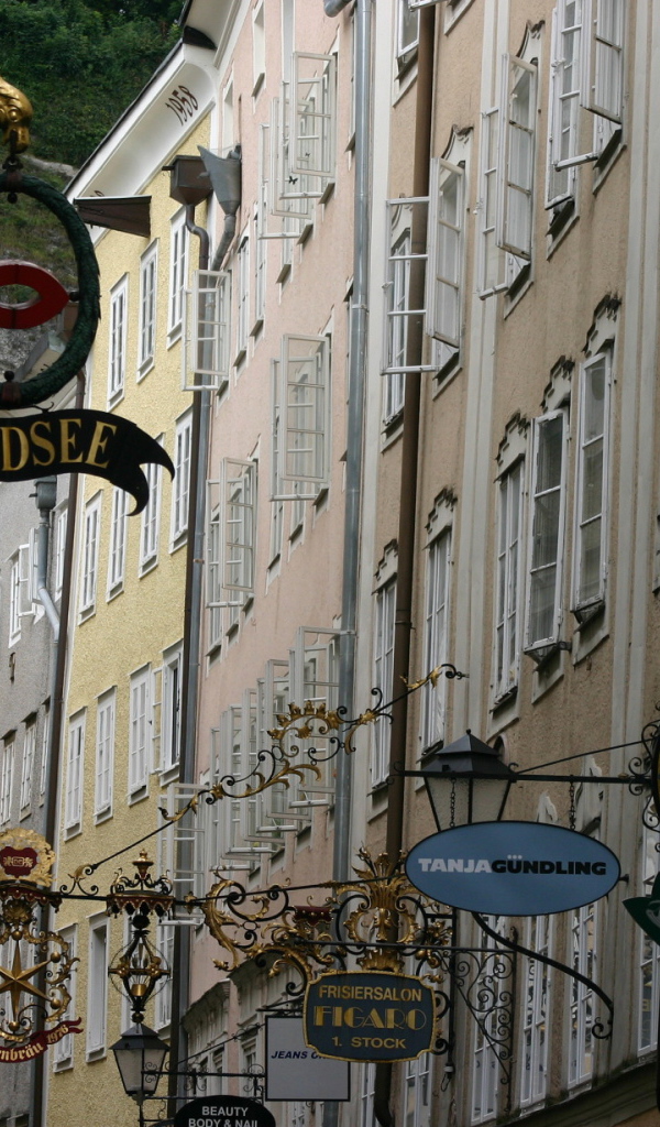 Вывески магазинов в городе  Зальцбург, Австрия