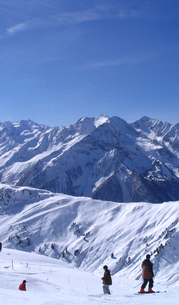 Лыжники на трассе на горнолыжном курорте Майрхофен, Австрия