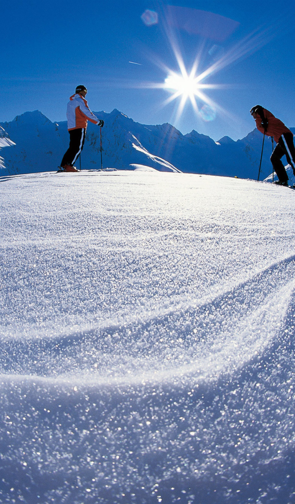 Лыжники на вершине горы на горнолыжном курорте Зёльден, Австрия