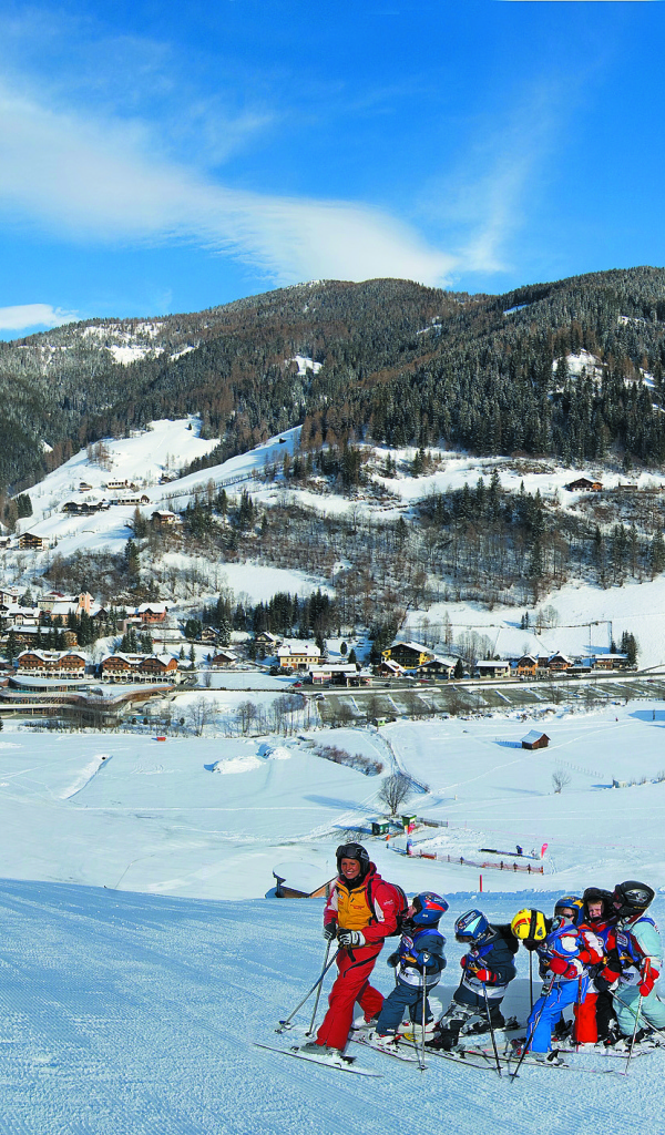 Катание на лыжах на горнолыжном курорте Бад Кляйнкирххайм, Австрия