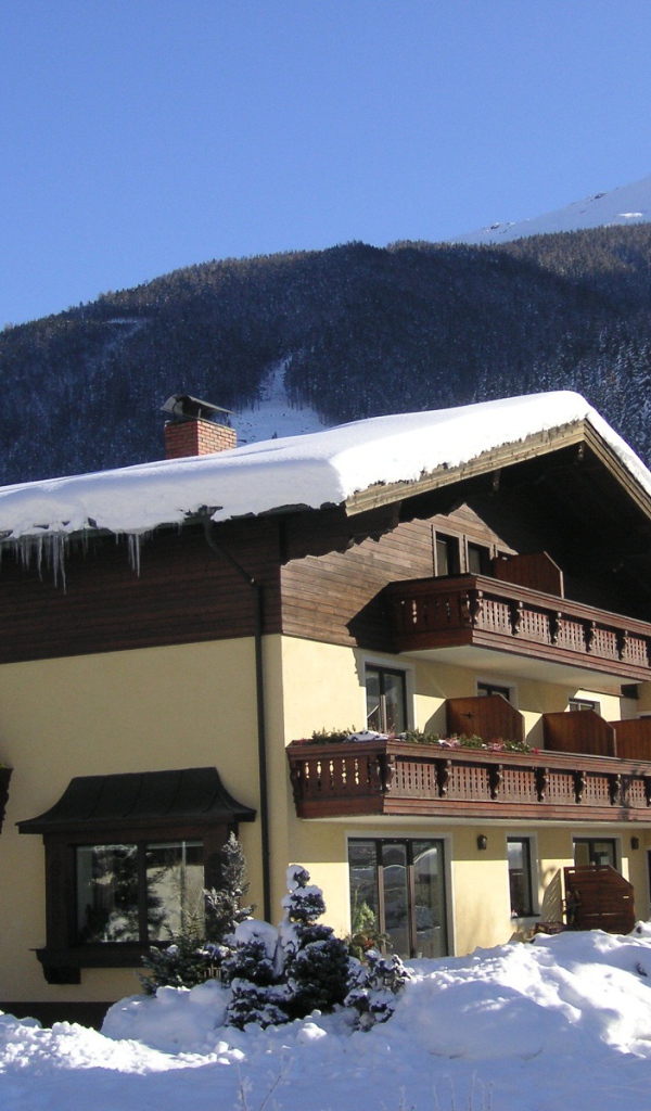 Заснеженная гостиница на курорте Бад Хофгастайн, Австрия