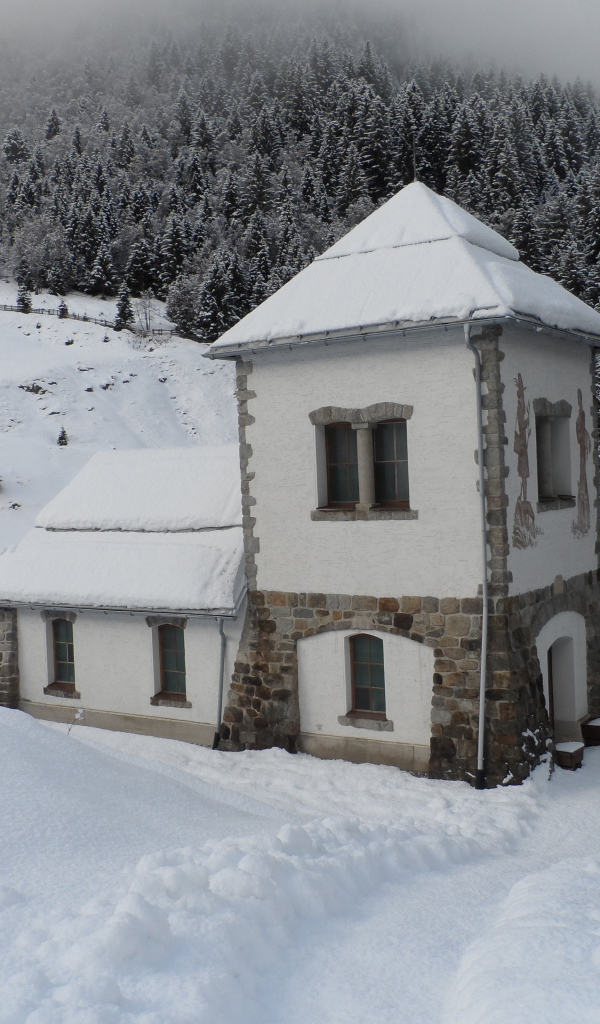 Заснеженный домик в городе Нойштифт, Австрия