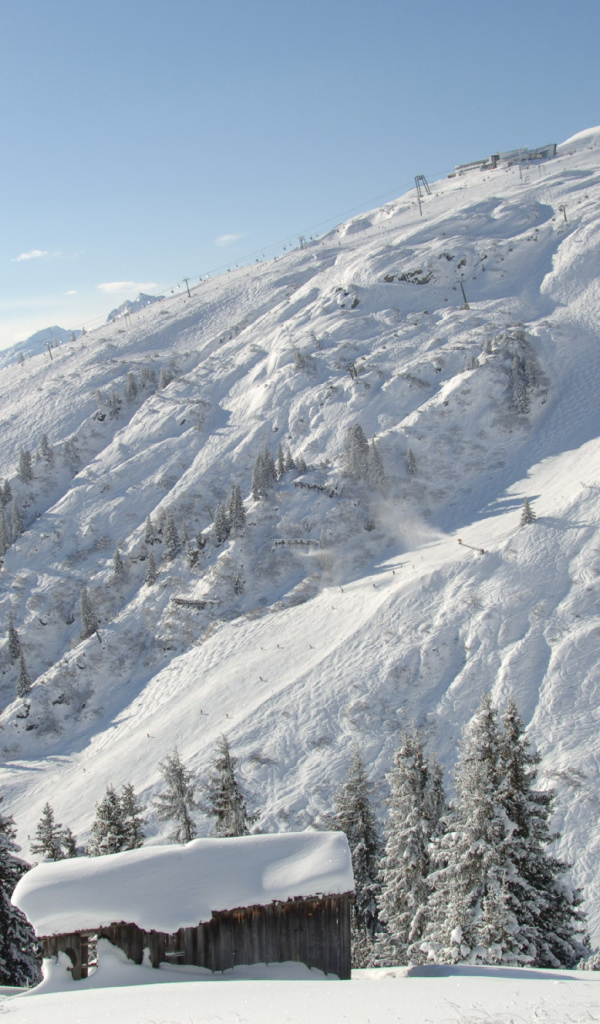 Заснеженный склон на горнолыжном курорте Сант Антон, Австрия