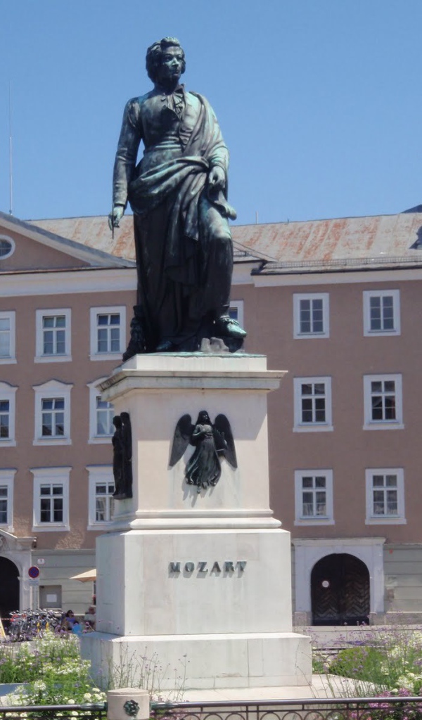 Статуя Моцарта в городе  Зальцбург, Австрия