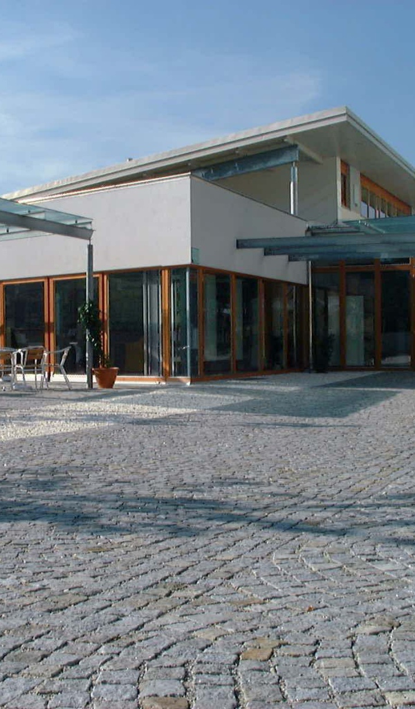 Уличное кафе в городе Нойштифт, Австрия