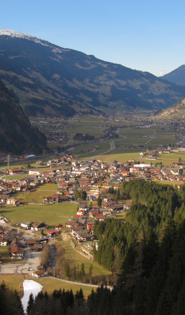 Летняя панорама на горнолыжном курорте Майрхофен, Австрия