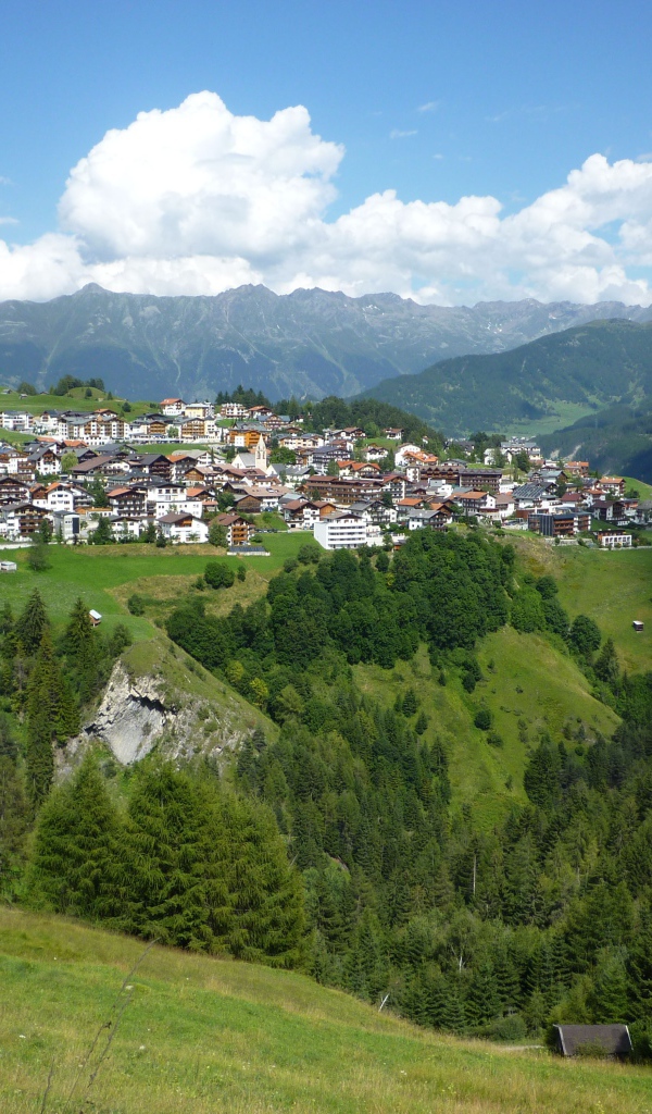 Летняя панорама на горнолыжном курорте Серфаус, Австрия