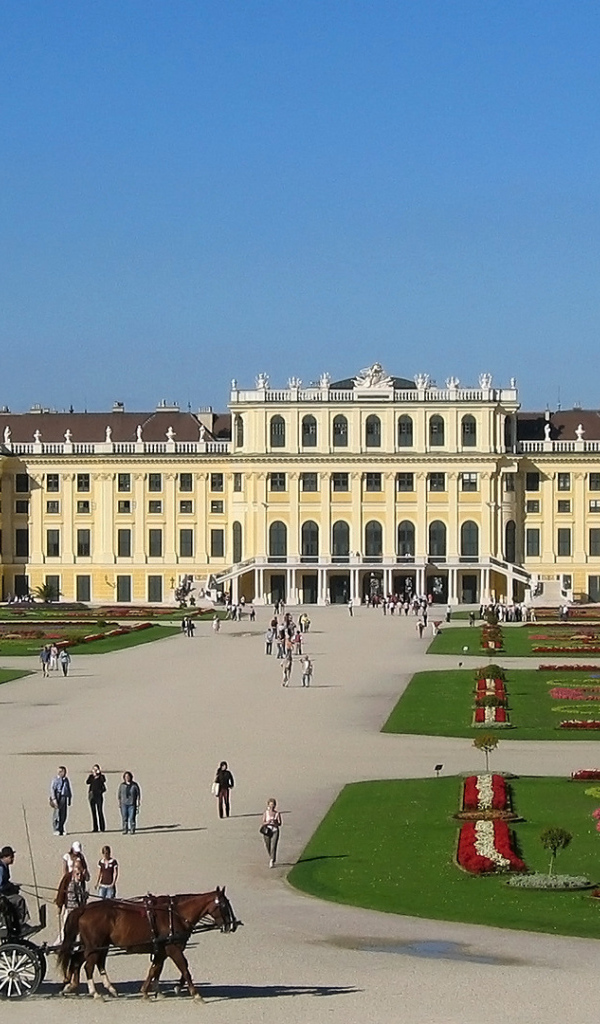 Площадь перед дворцом в городе Вена, Австрия