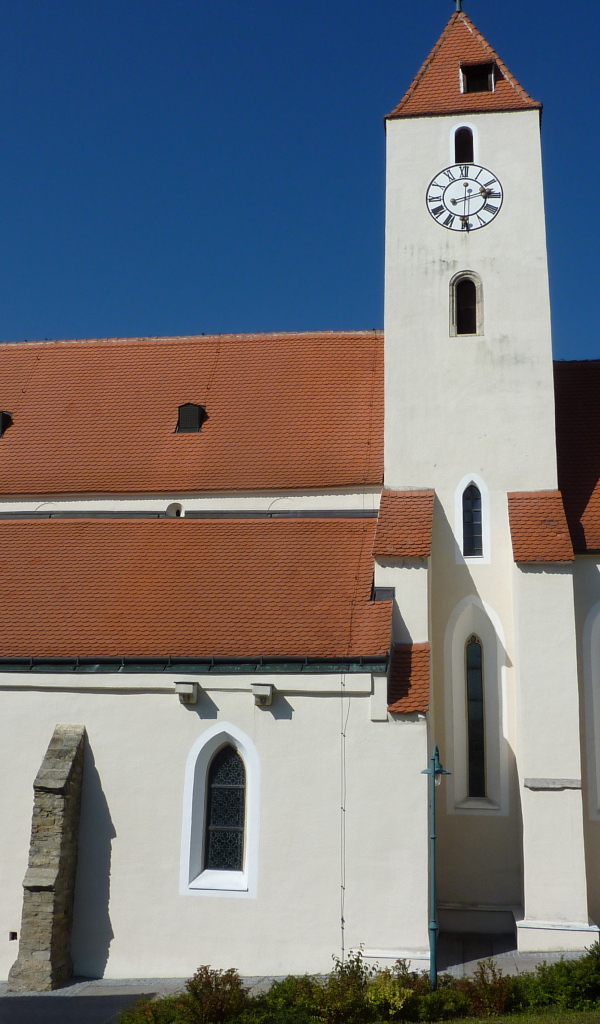 Здание с часами в городе Лэнгенфельд, Австрия