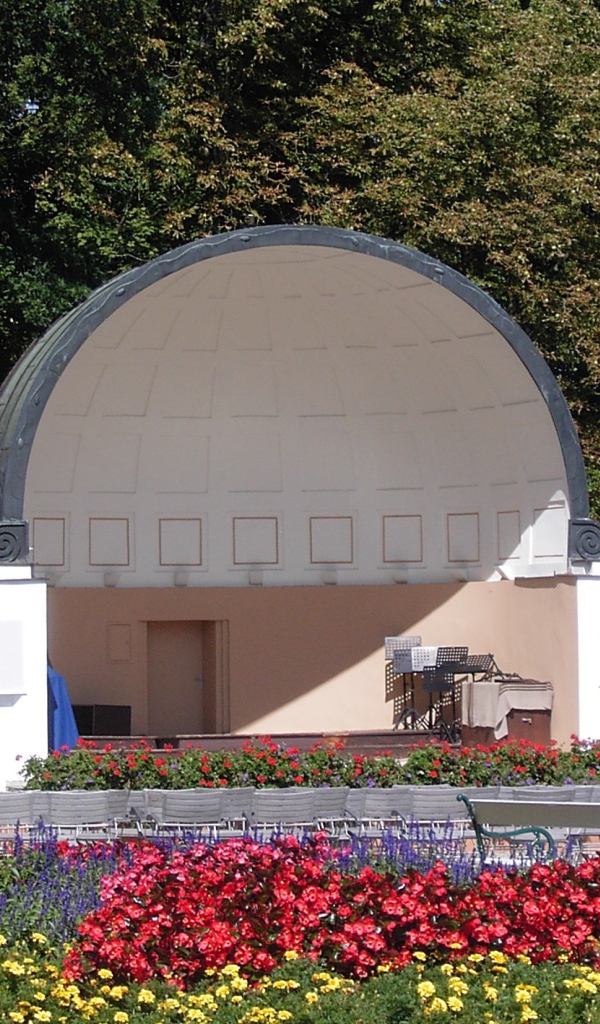 Сцена в парке на курорте Бад Халль, Австрия