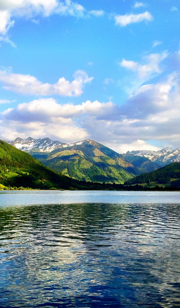 Водная гладь озера на курорте Цель-ам-Зее, Австрия