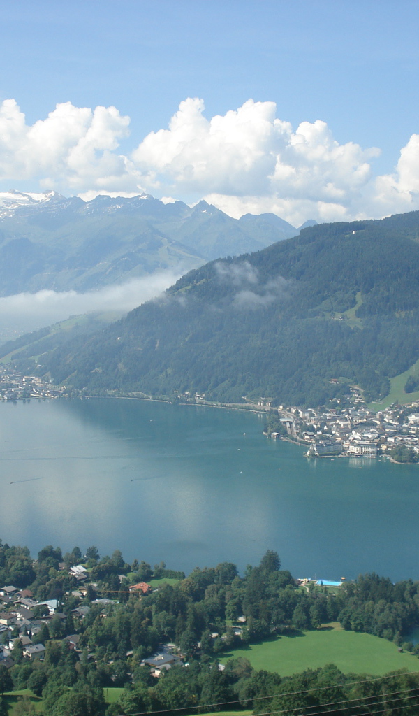 Город на побережье на курорте Цель-ам-Зее, Австрия