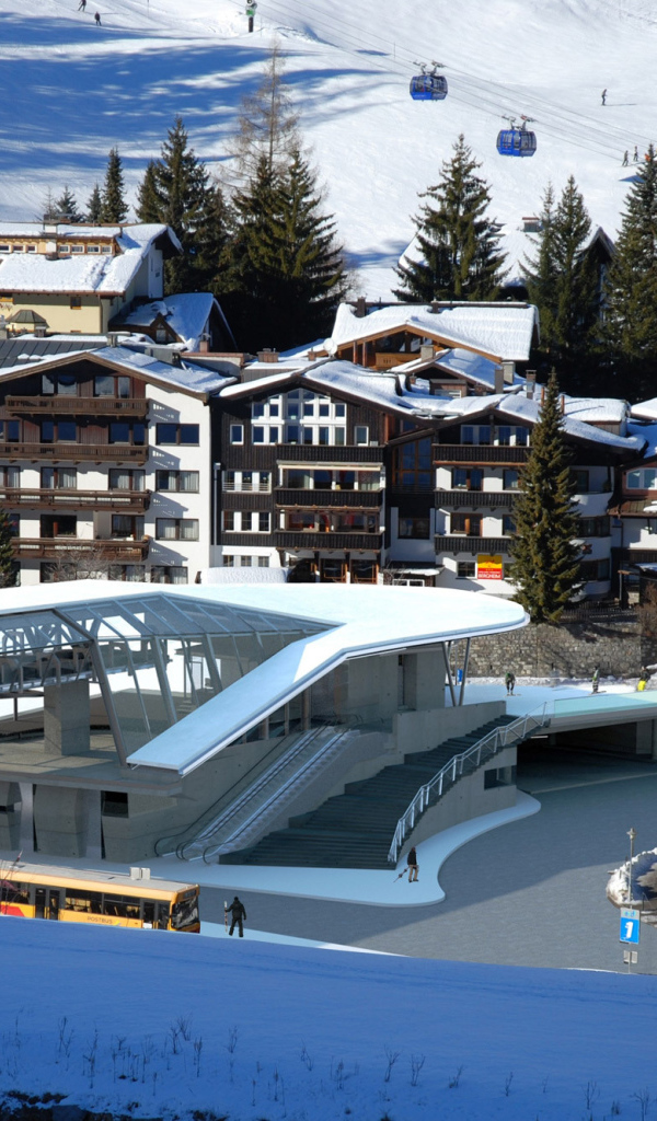 Городские здания на горнолыжном курорте Сант Антон, Австрия