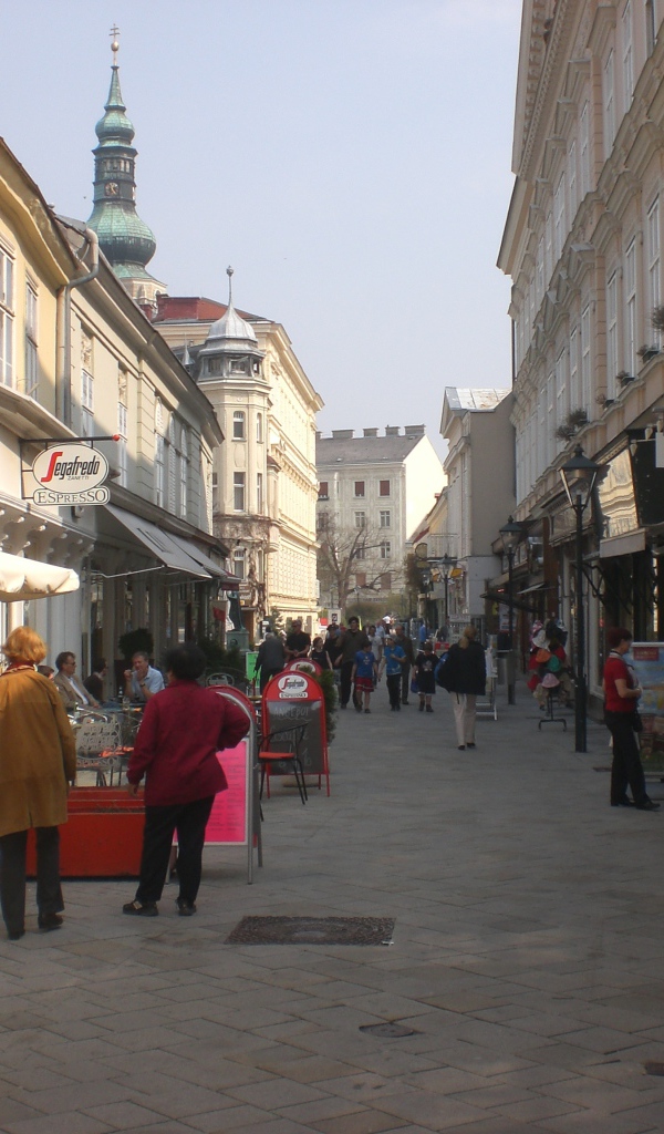 Прогулка по улице на курорте Баден, Австрия