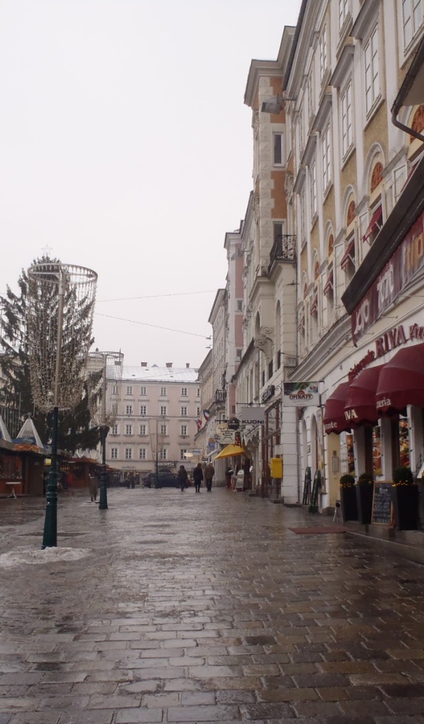 Прогулка по улице в городе Линц, Австрия