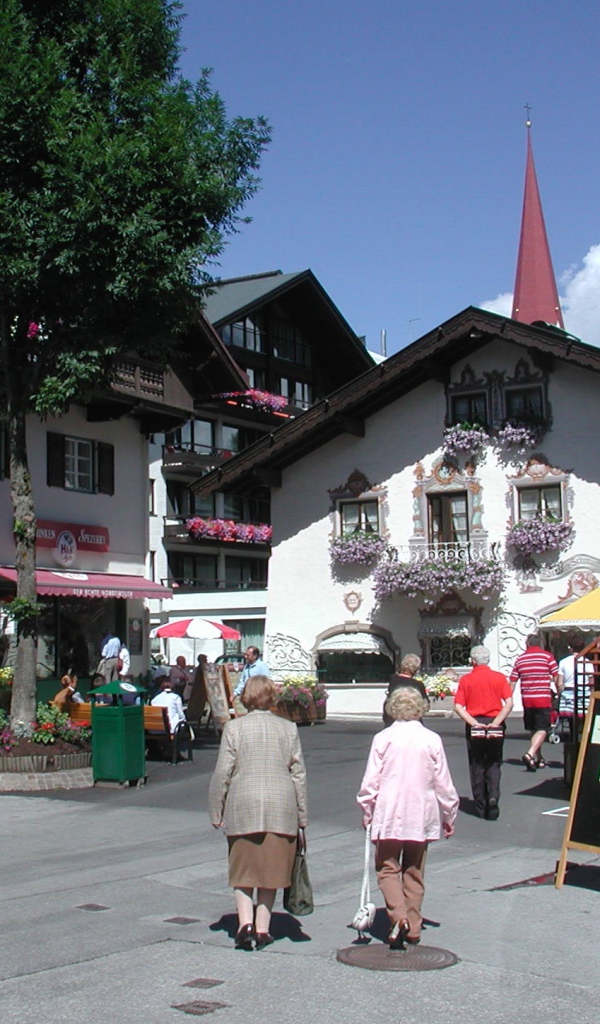 Прогулка по улице на курорте Зеефельд, Австрия