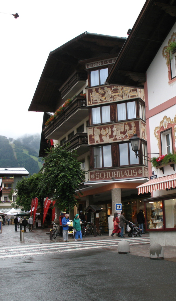 Прогулка по улице на курорте Цель-ам-Зее, Австрия