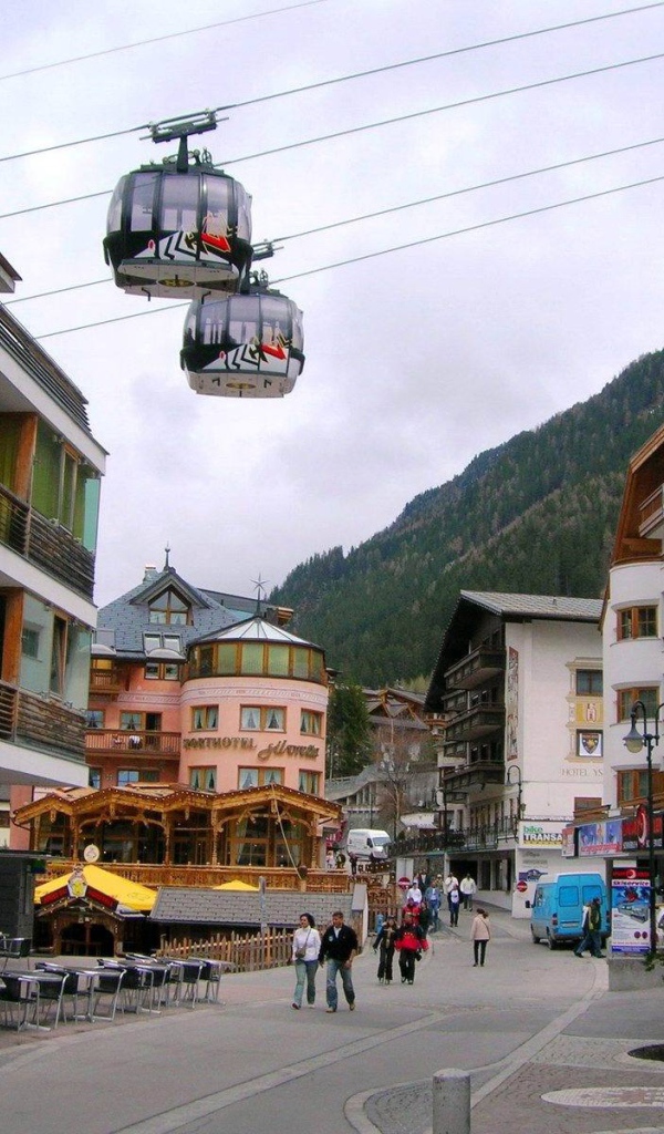 Прогулка по улице на горнолыжном курорте Ишгль, Австрия