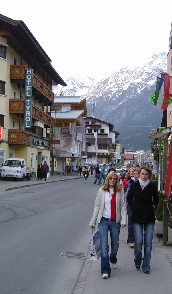 Прогулка по улице на горнолыжном курорте Зёльден, Австрия