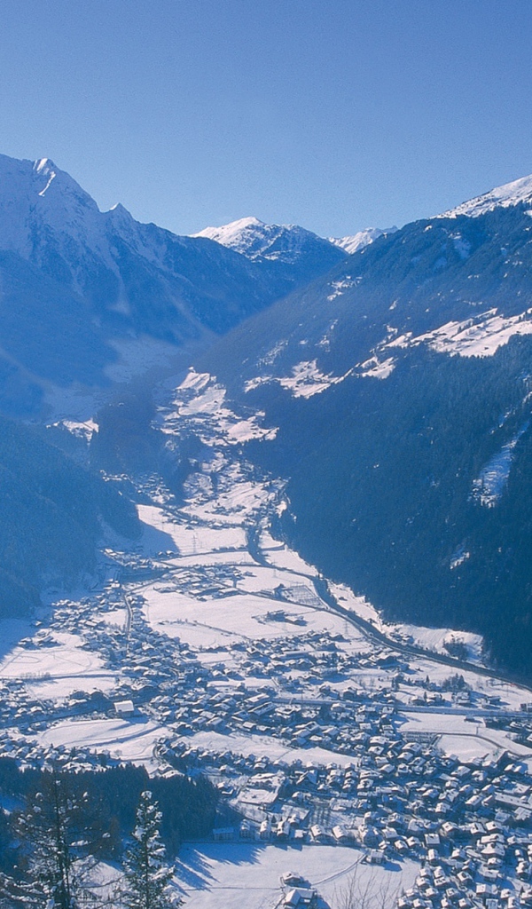 Зимняя панорама на горнолыжном курорте Майрхофен, Австрия