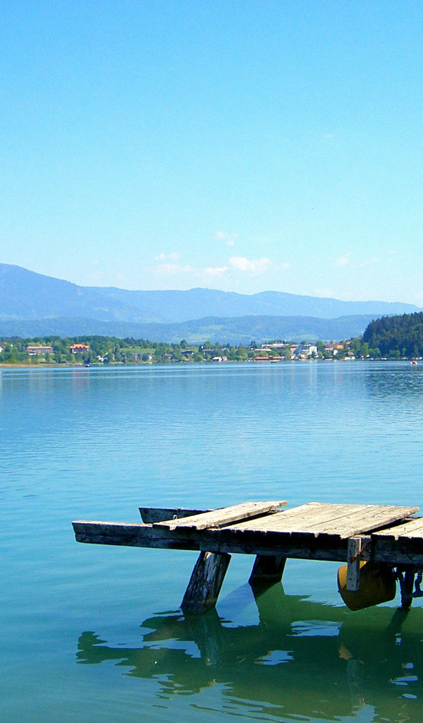 Деревянный причал на озере Клопайнер Зее, Австрия