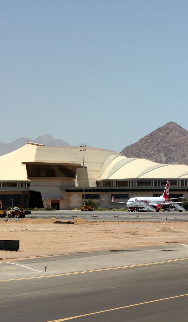 Аэропорт на фоне гор на курорте Шарм эль Шейх, Египет