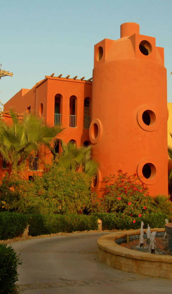 Здание с башней на курорте Эль Гуна, Египет