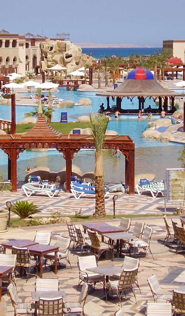 Кафе на побережье на курорте Хургада, Египет