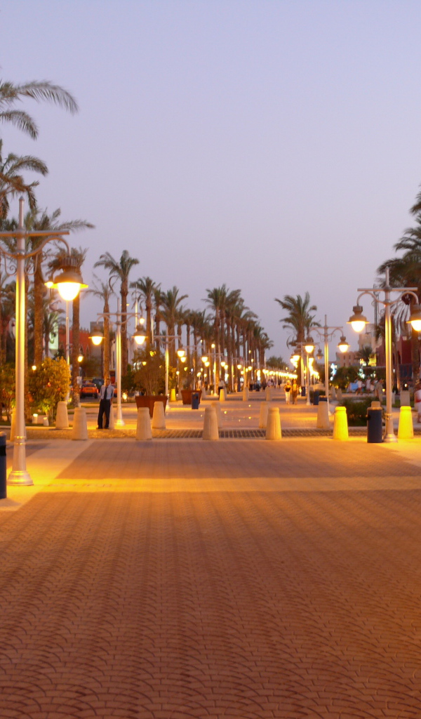 Вечерняя улица на курорте Хургада, Египет