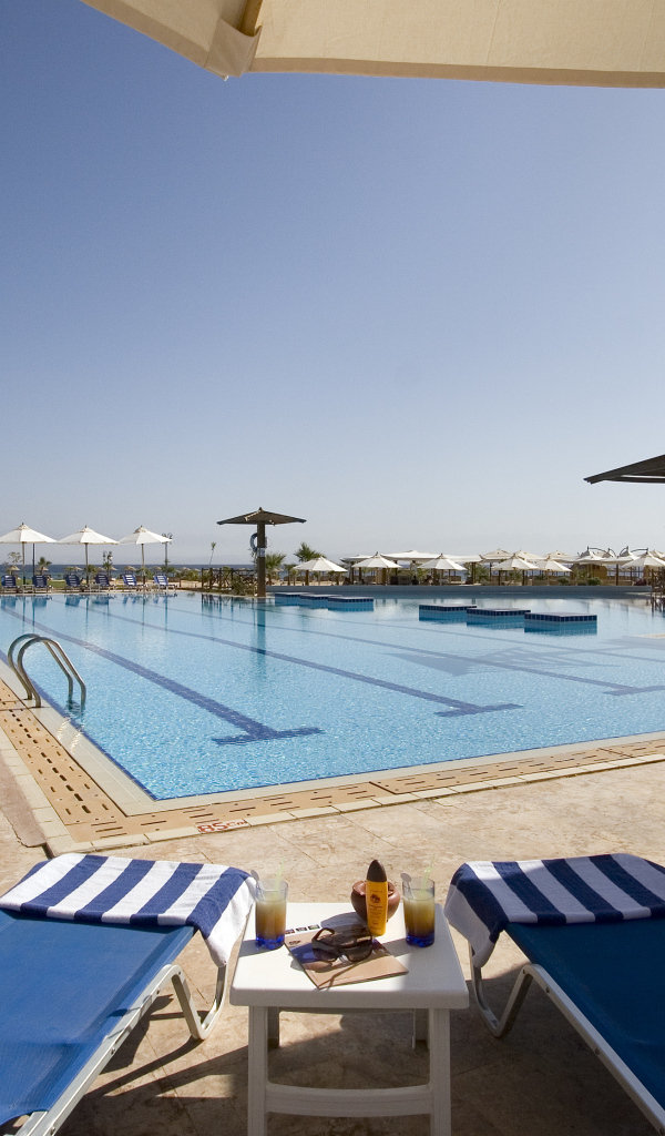 Бассейн в отеле на побережье на курорте Таба, Египет