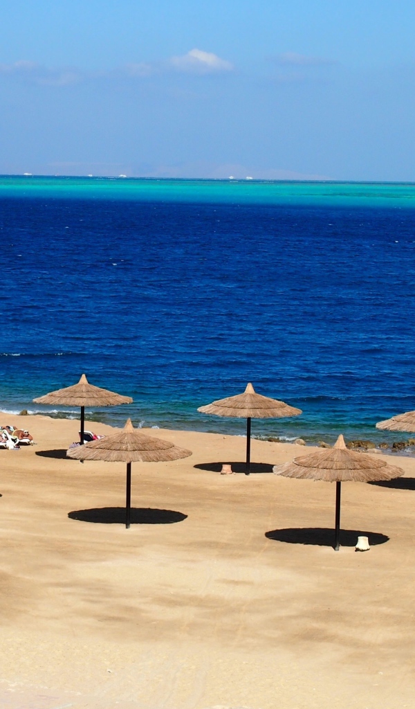 Пляжные зонтики на курорте Хургада, Египет