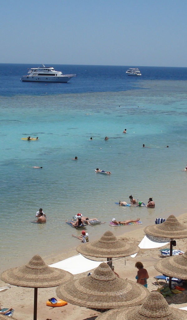 Отдых на пляже на курорте Шарм эль Шейх, Египет