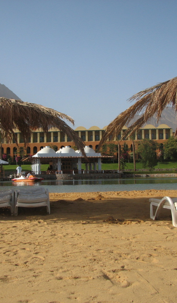 Отдых на пляже на курорте Таба, Египет