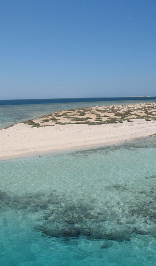 Песчаный остров у берега на курорте Марса Алам, Египет