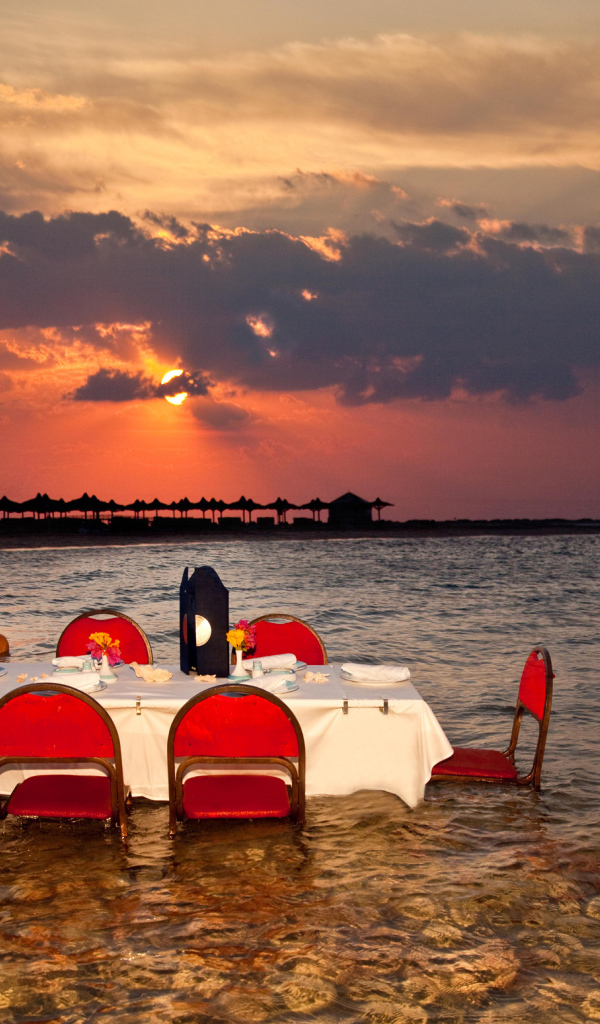 Закат на побережье на курорте Хургада, Египет