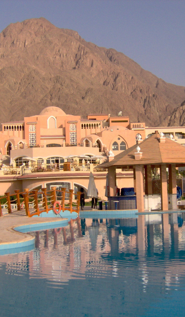 Отель на фоне гор на курорте Таба, Египет