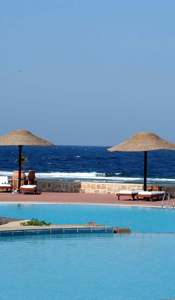 Бассейн в отеле на курорте Эль Кусейр, Египет