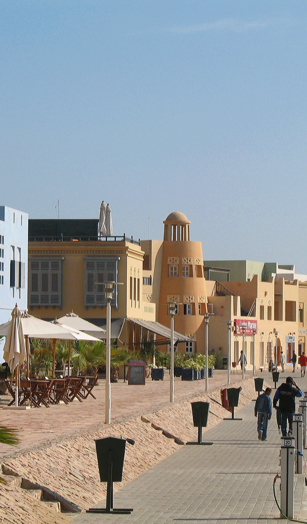 Прогулка по набережной на курорте Хургада, Египет