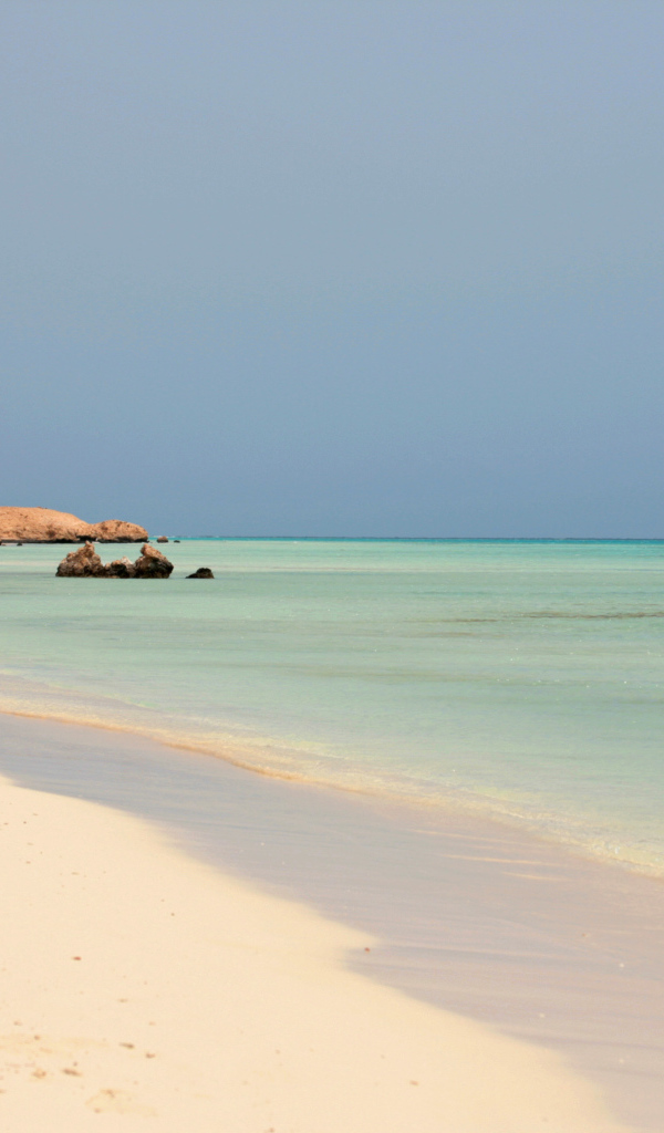 Белый песок на пляже на курорте Марса Алам, Египет