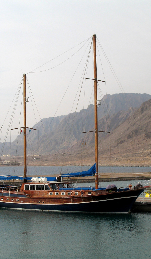 Яхта у побережья на курорте Таба, Египет