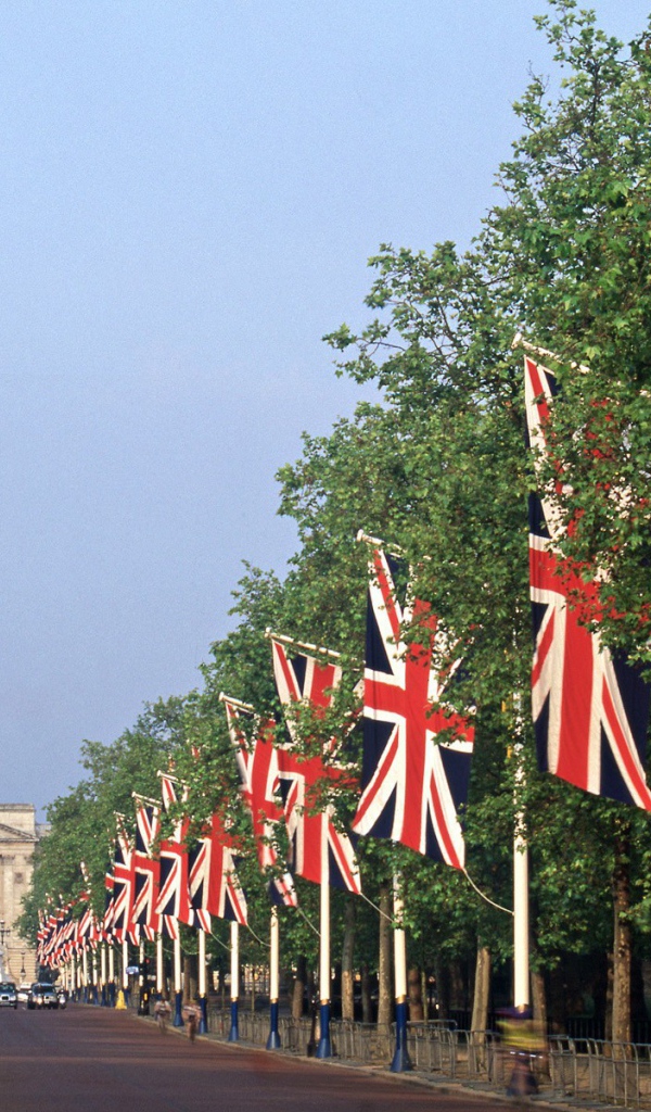 Аллея с Британскими флагами