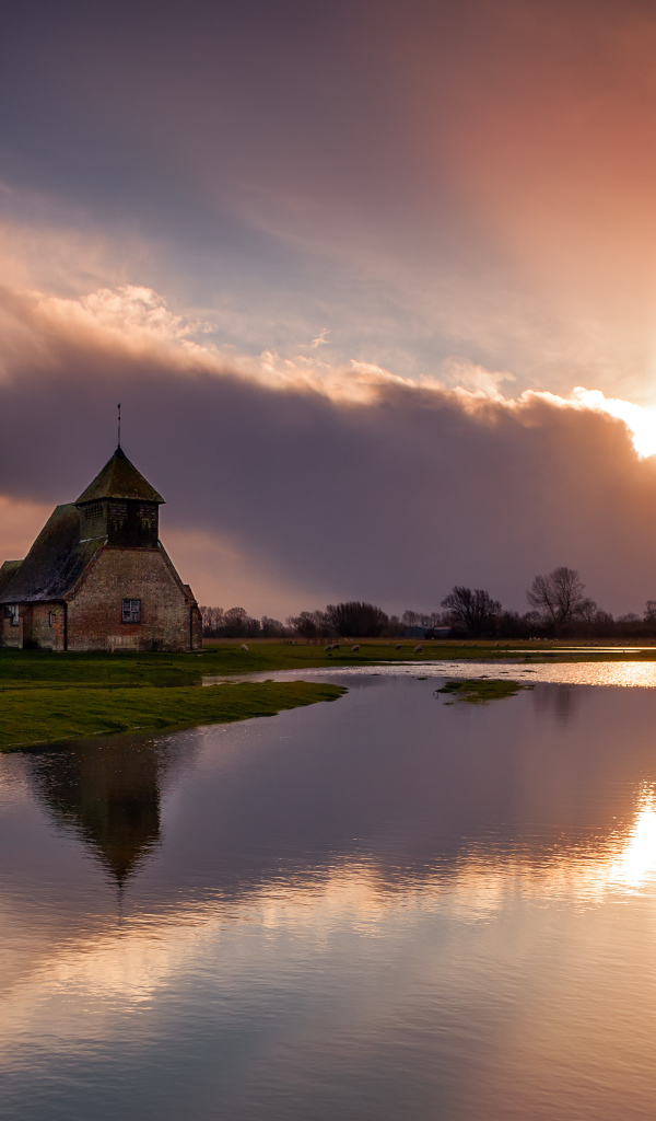 Церковь на фоне заката в Англии