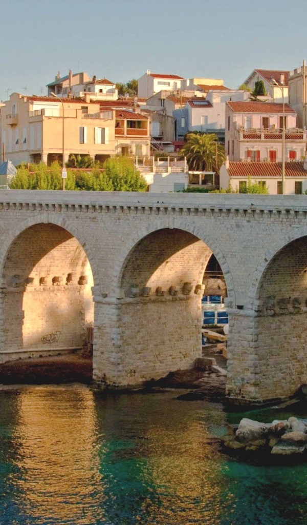 Старинный мост в городе Марсель, Франция