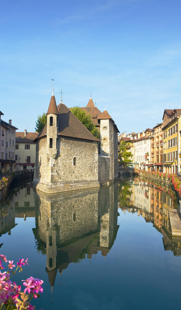 Цветущая набережная в городе Аннеси, Франция