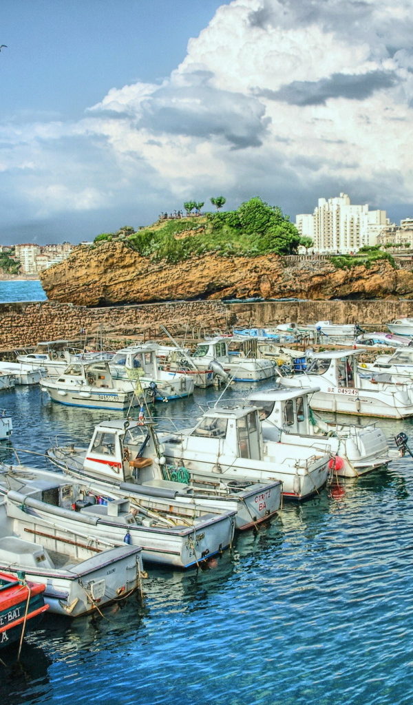 Лодки в порту на курорте Биарриц, Франция