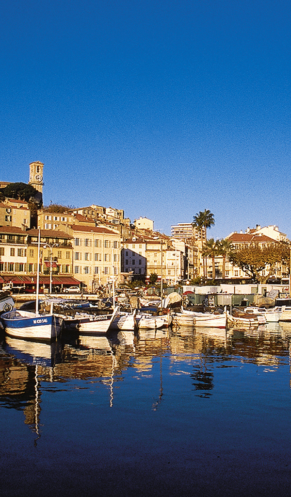 Лодки у причала в Каннах, Франция