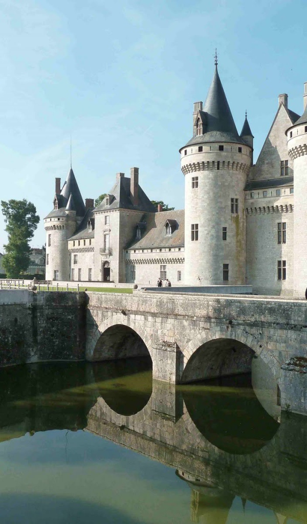 Мост перед замком в Луаре, Франция