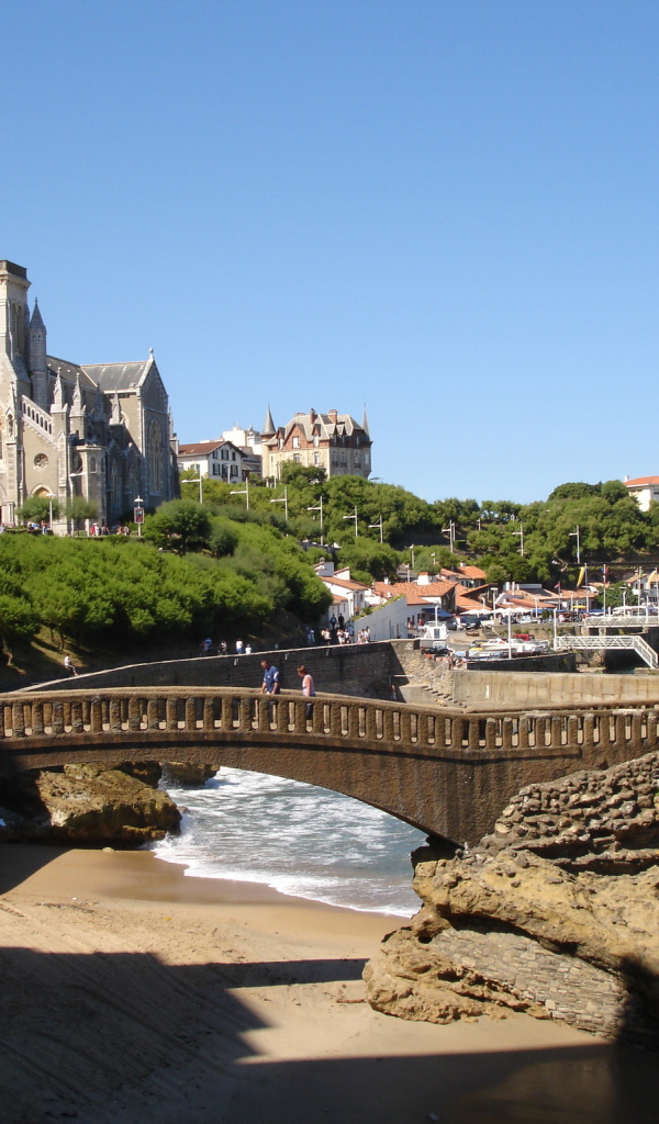 Мост на набережной на курорте Биарриц, Франция