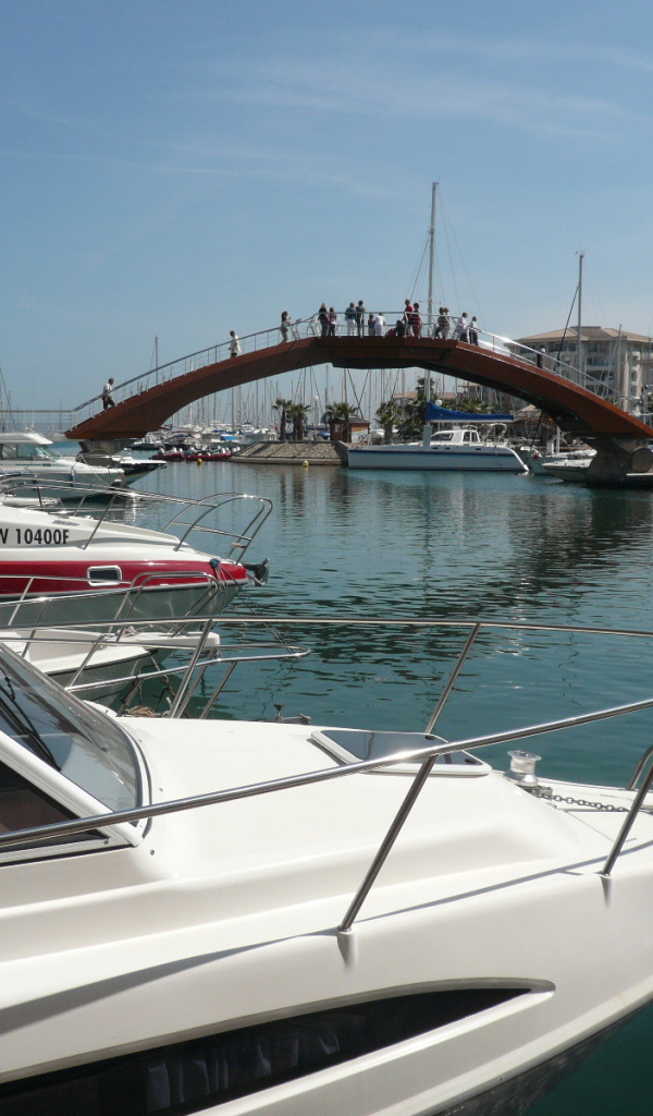 Мост на курорте Порт Де Фрежюс, Франция